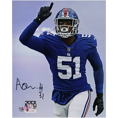 Photographie autographiée de 20,3 x 25,4 cm d'Azeez Ojulari des New York Giants montrant un pointage en maillot bleu