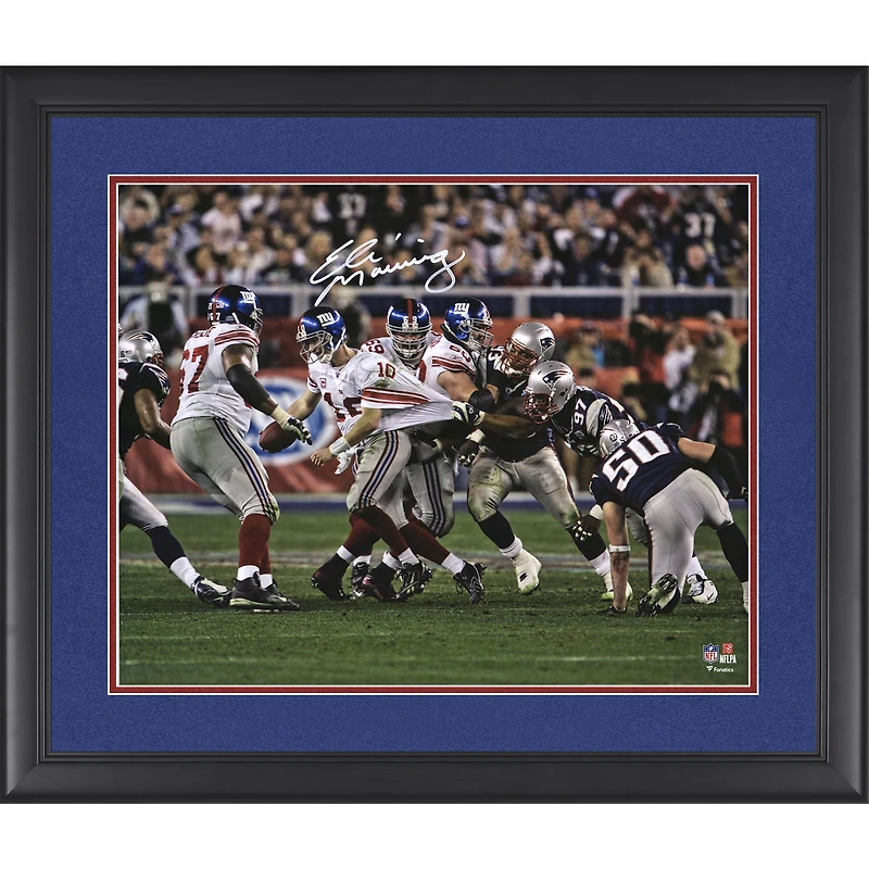 Photographie encadrée autographiée de 16" x 20" d'Eli Manning des New York Giants s'échappant du Super Bowl XLII