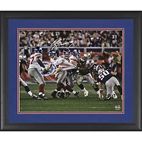 Photographie encadrée autographiée de 16" x 20" d'Eli Manning des New York Giants s'échappant du Super Bowl XLII