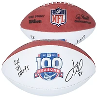 Ballon de football blanc dédicacé par Justin Tuck des New York Giants pour la 100e saison de Wilson avec l'inscription « 2x SB Champs »