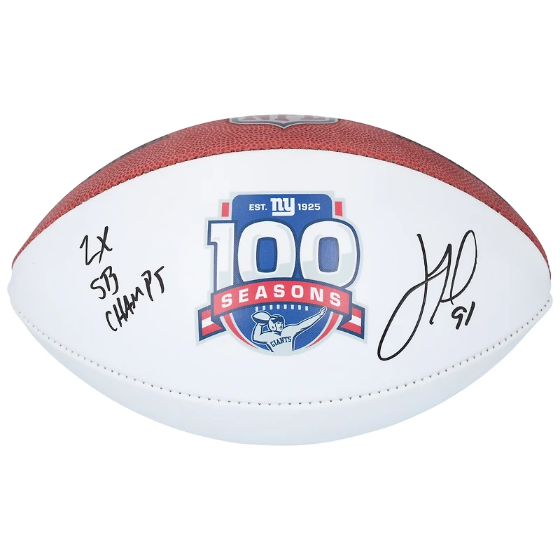 Ballon de football blanc dédicacé par Justin Tuck des New York Giants pour la 100e saison de Wilson avec l'inscription « 2x SB Champs »