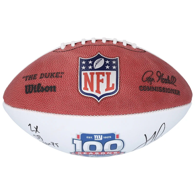 Ballon de football blanc dédicacé par Justin Tuck des New York Giants pour la 100e saison de Wilson avec l'inscription « 2x SB Champs »