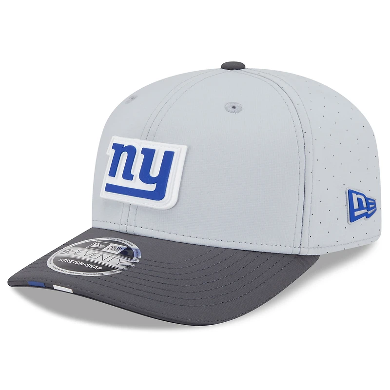 Casquette ajustable New Era 9SEVENTY grise/graphite pour homme, camp d'entraînement NFL 2025 des New York Giants