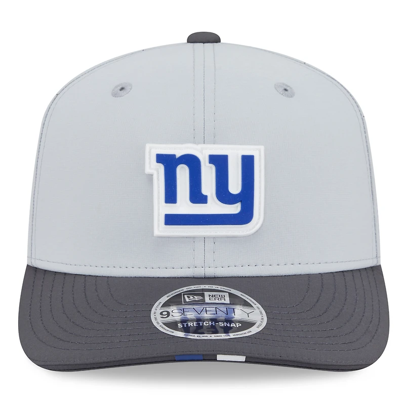 Casquette ajustable New Era 9SEVENTY grise/graphite pour homme, camp d'entraînement NFL 2025 des New York Giants