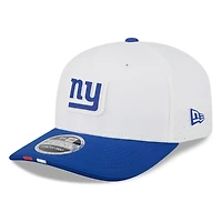 Casquette ajustable New Era 9SEVENTY pour homme, blanche/bleu marine, du camp d'entraînement NFL 2025 des New York Giants