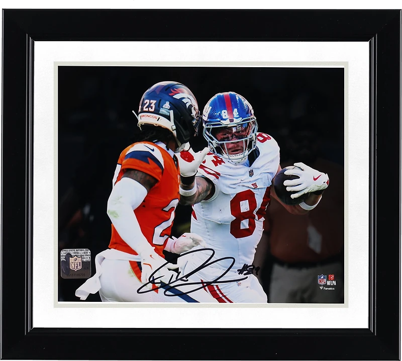 Photo dédicacée de Theo Johnson (New York Giants) - 20 x 25 cm (8 x 10 pouces) - Style « Stiff Arm Spotlight »