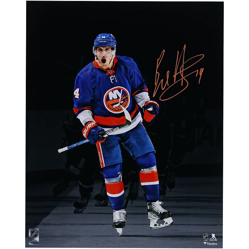 Maillot bleu autographié de 16" x 20" par Bo Horvat des Islanders de New York célébrant la photo de Spotlight