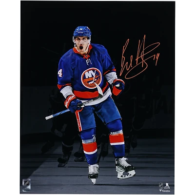 Maillot bleu autographié de 16" x 20" par Bo Horvat des Islanders de New York célébrant la photo de Spotlight