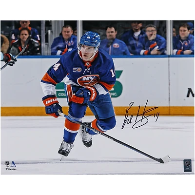 Photo de patinage autographiée de Bo Horvat, joueur des Islanders de New York, en maillot bleu (16 po x 20 po).