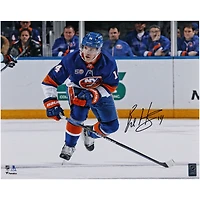 Photo de patinage autographiée de Bo Horvat, joueur des Islanders de New York, en maillot bleu (16 po x 20 po).