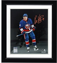 Maillot bleu autographié de 8" x 10" par Bo Horvat des Islanders de New York célébrant la photo de Spotlight