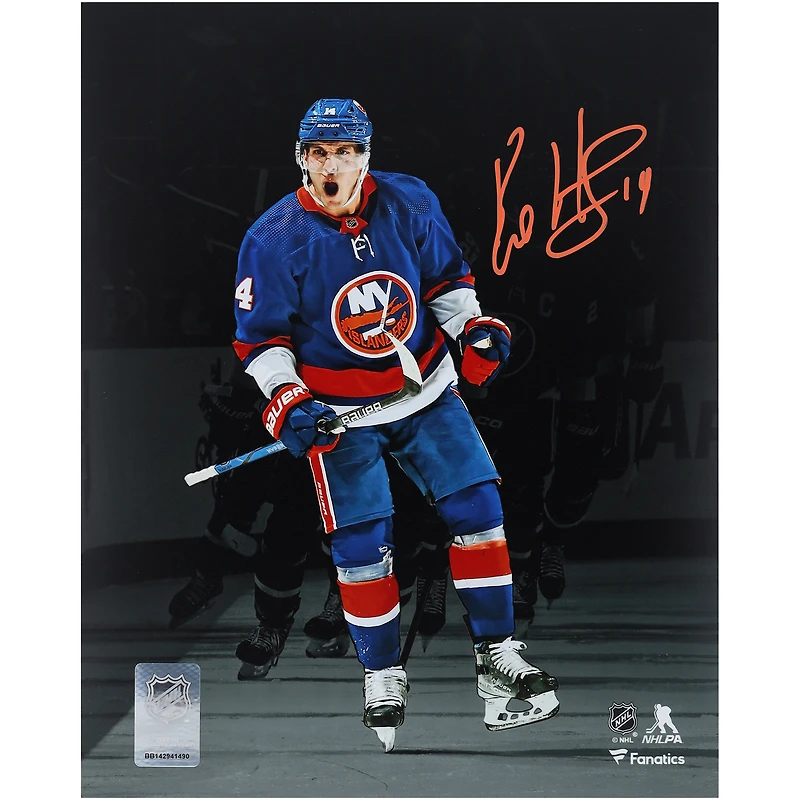 Maillot bleu autographié de 8" x 10" par Bo Horvat des Islanders de New York célébrant la photo de Spotlight
