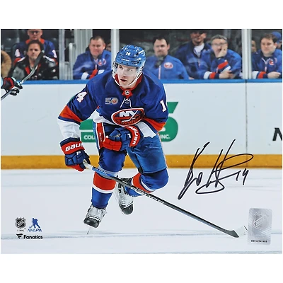 Photographie de patinage autographiée par Bo Horvat des Islanders de New York, maillot bleu, 8" x 10"