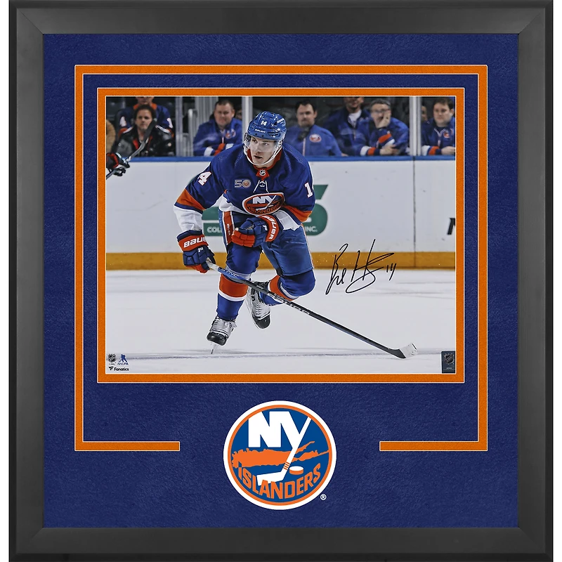 Photographie encadrée de luxe autographiée par Bo Horvat des Islanders de New York, maillot bleu, 16" x 20"