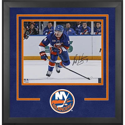 Photographie encadrée de luxe autographiée par Bo Horvat des Islanders de New York, maillot bleu, 16" x 20"