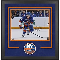 Photographie encadrée de luxe autographiée par Bo Horvat des Islanders de New York, maillot bleu, 16" x 20"