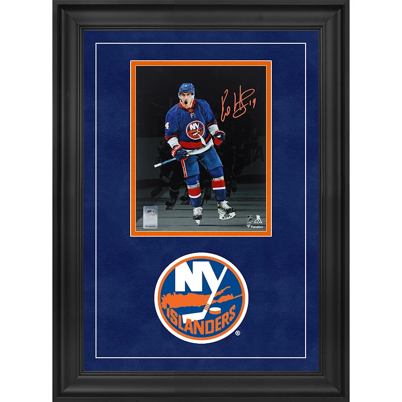 Photographie encadrée de luxe autographiée par Bo Horvat des Islanders de New York, 8" x 10", représentant le maillot bleu, célébrant le match.