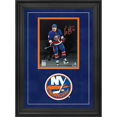 Photographie encadrée de luxe autographiée par Bo Horvat des Islanders de New York, 8" x 10", représentant le maillot bleu, célébrant le match.