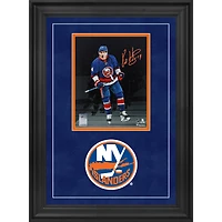 Photographie encadrée de luxe autographiée par Bo Horvat des Islanders de New York, 8" x 10", représentant le maillot bleu, célébrant le match.