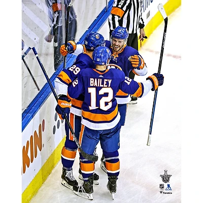 Photographie de célébration but non signée Brock Nelson Josh Bailey Anthony Beauvillier des Islanders New York lors séries éliminatoires la Coupe Stanley 2020