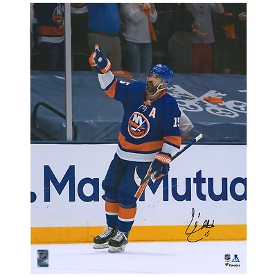 Photographie autographiée de 16" x 20" de Cal Clutterbuck, maillot bleu des New York Islanders