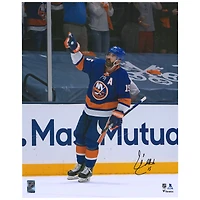 Photographie autographiée de 16" x 20" de Cal Clutterbuck, maillot bleu des New York Islanders