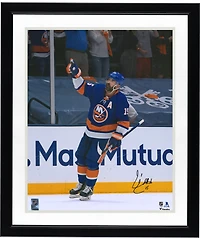 Photo de célébration du maillot bleu autographié de Cal Clutterbuck, des Islanders de New York (16 po x 20 po)
