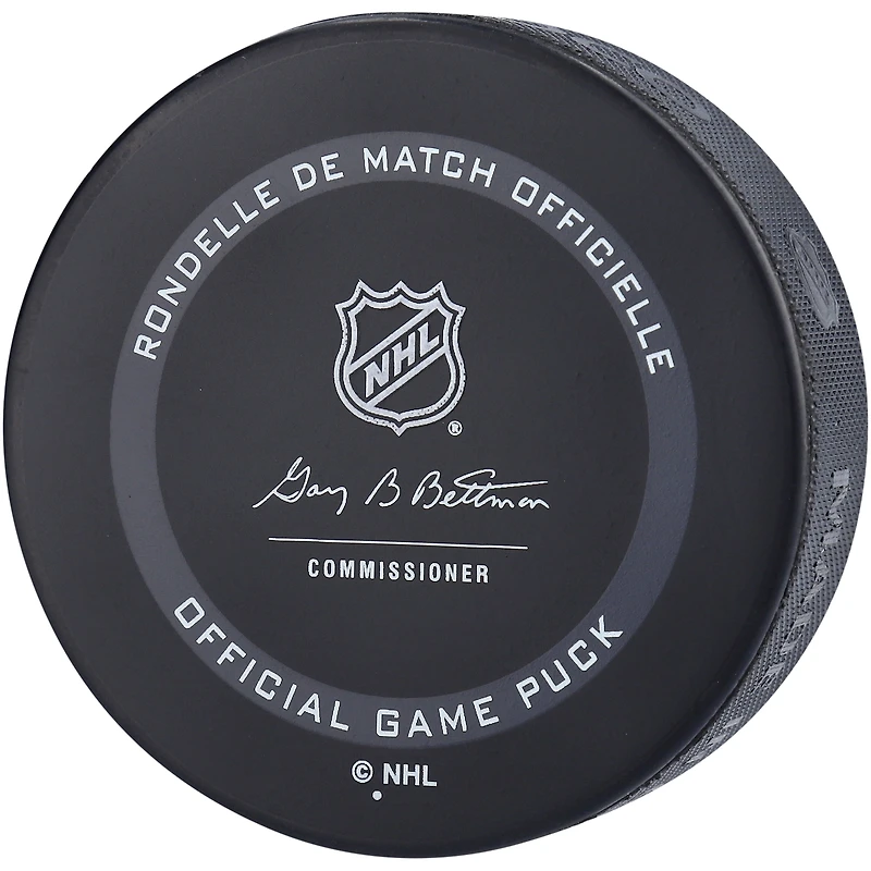 Rondelle de jeu officielle autographiée par Cal Clutterbuck des Islanders de New York, modèle 2021, avec inscription « Isles Debut 10/ 11/13 »