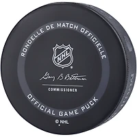 Rondelle de jeu officielle autographiée par Cal Clutterbuck des Islanders de New York, modèle 2021, avec inscription « Isles Debut 10/ 11/13 »