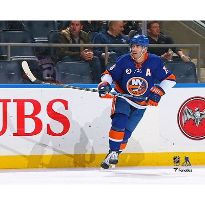 Photographie non signée de Cal Clutterbuck des Islanders New York en train patiner sur la glace