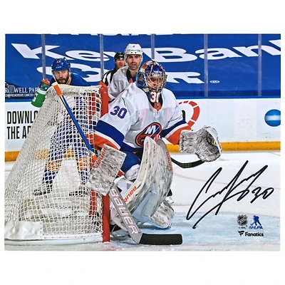 Photographie autographiée de 8" x 10" d'Ilya Sorokin des Islanders de New York, maillot blanc dans le filet