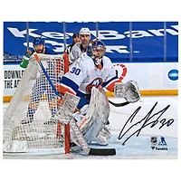 Photographie autographiée de 8" x 10" d'Ilya Sorokin des Islanders de New York, maillot blanc dans le filet