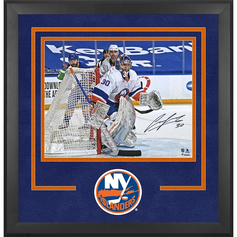 Photographie encadrée de luxe autographiée par Ilya Sorokin des Islanders de New York, maillot blanc dans le filet, 16" x 20"