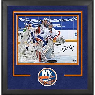 Photographie encadrée de luxe autographiée par Ilya Sorokin des Islanders de New York, maillot blanc dans le filet, 16" x 20"