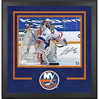 Photographie encadrée de luxe autographiée par Ilya Sorokin des Islanders de New York, maillot blanc dans le filet, 16" x 20"