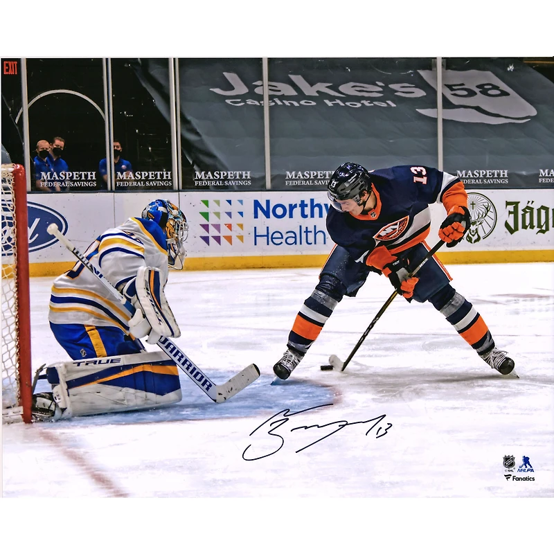 Photographie autographiée de 16" x 20" de Mathew Barzal lors du but entre les jambes des Islanders de New York contre les Sabres de Buffalo