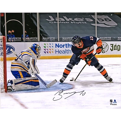 Photographie autographiée de 16" x 20" de Mathew Barzal lors du but entre les jambes des Islanders de New York contre les Sabres de Buffalo
