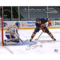 Photographie autographiée de 16" x 20" de Mathew Barzal lors du but entre les jambes des Islanders de New York contre les Sabres de Buffalo