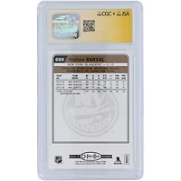 Mathew Barzal des Islanders de New York a autographié la carte de recrue autographe Upper Deck O-Pee-Chee 2016-17 Rainbow #689 des fanatiques de CGC. Les recrues ont été témoins de la carte authentifiée Auto 10.