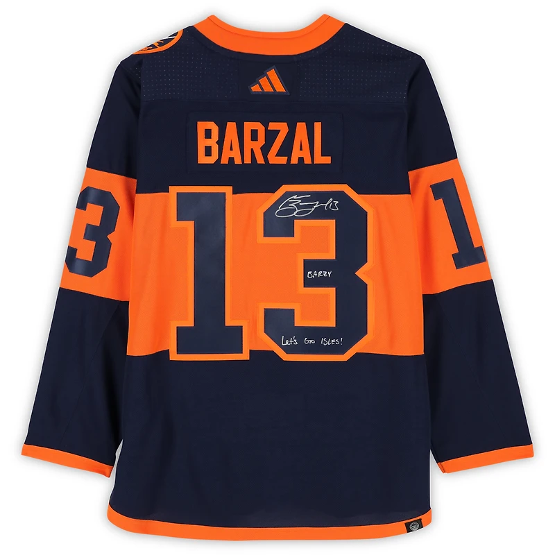 Maillot adidas authentique dédicacé par Mathew Barzal des Islanders de New York Stadium Series 2024 avec les inscriptions « Barzy » et « Let's Go Isles ! »