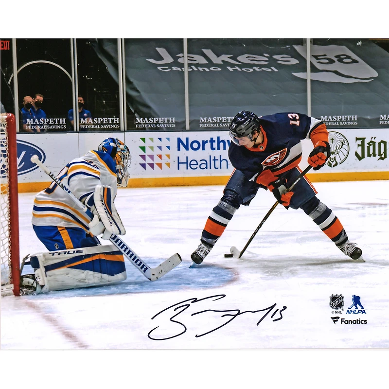 Photographie autographiée de 20,3 x 25,4 cm de Mathew Barzal des Islanders de New York lors du but entre les jambes contre les Sabres de Buffalo