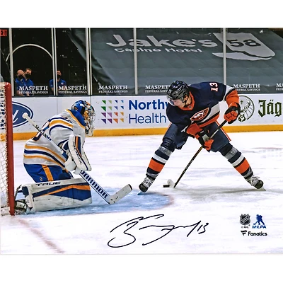 Photographie autographiée de 20,3 x 25,4 cm de Mathew Barzal des Islanders de New York lors du but entre les jambes contre les Sabres de Buffalo