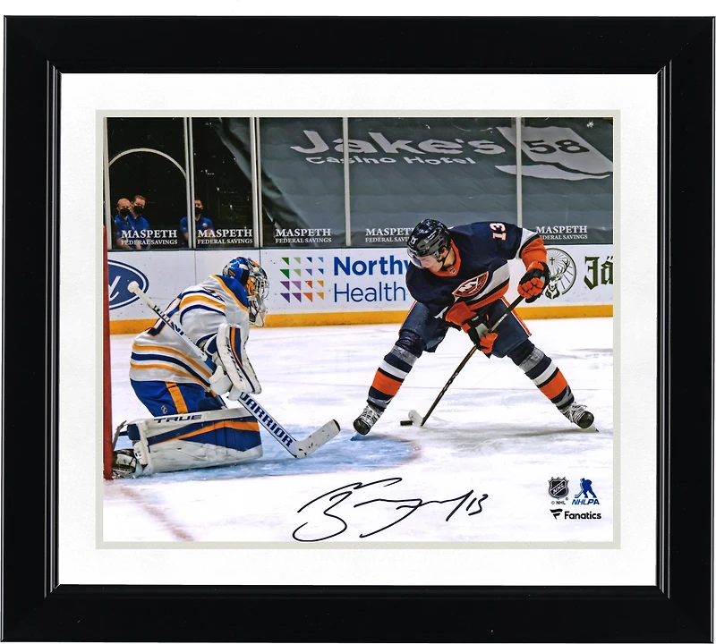 Photographie autographiée de 20,3 x 25,4 cm de Mathew Barzal des Islanders de New York lors du but entre les jambes contre les Sabres de Buffalo