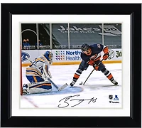Photographie autographiée de 20,3 x 25,4 cm de Mathew Barzal des Islanders de New York lors du but entre les jambes contre les Sabres de Buffalo