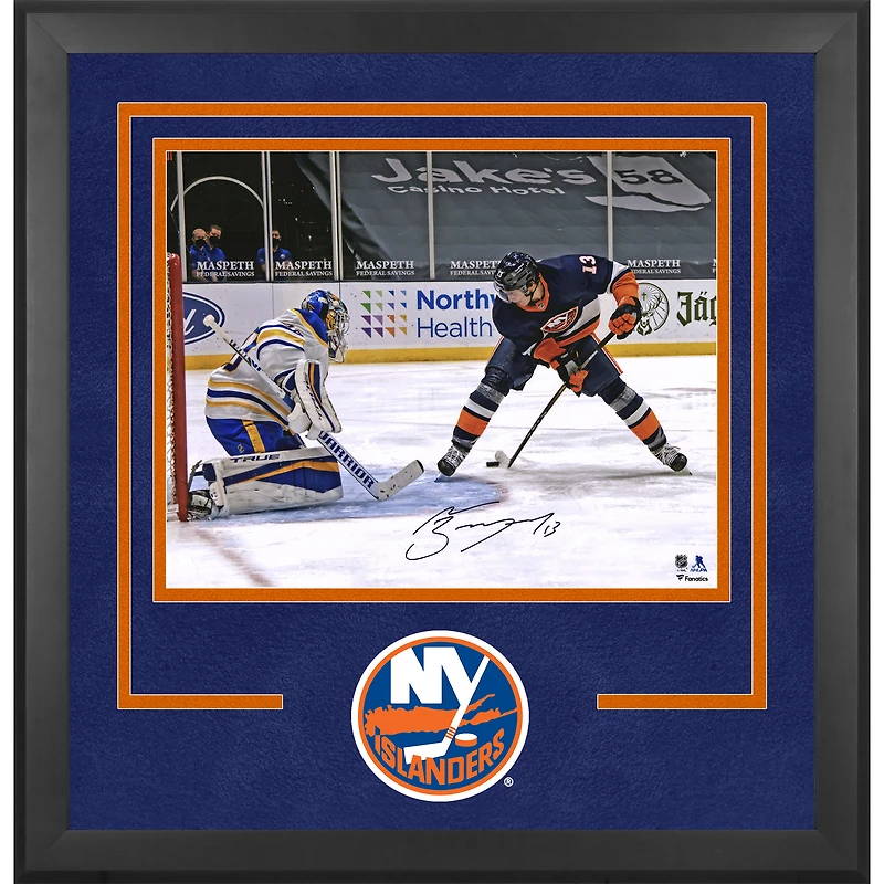 Photographie encadrée de luxe autographiée de Mathew Barzal des Islanders de New York, 16" x 20"