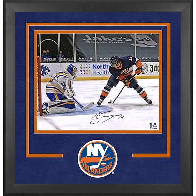 Photographie encadrée de luxe autographiée de Mathew Barzal des Islanders de New York, 16" x 20"