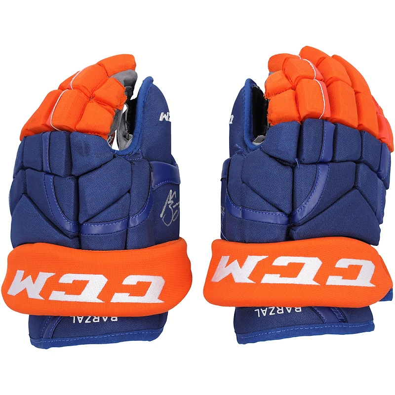 Gants Royal CCM autographiés par Mathew Barzal des Islanders de New York lors de la saison 2021-22 de la LNH avec l'inscription « G.U. 2021-2022 Season »