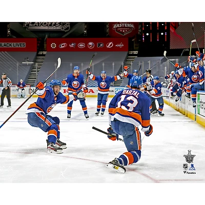 Photo de Mathew Barzal, joueur non signé des Islanders New York, célébrant le but vainqueur en prolongation lors du match 3 séries éliminatoires la Coupe Stanley 2020 contre les Capitals Washington (sans contrat).