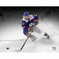 Photographie de patinage en vedette du maillot bleu non signé des Islanders New York Mathew Barzal