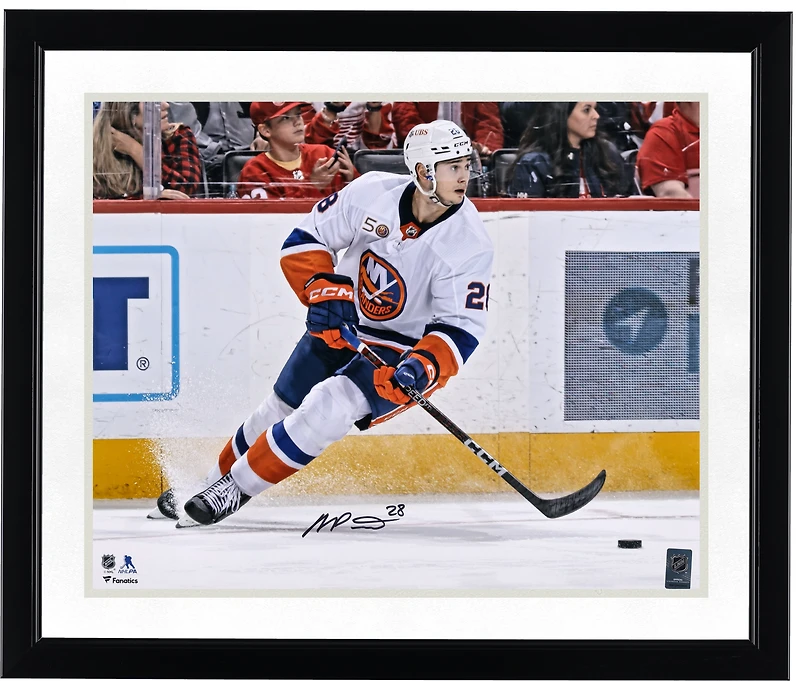 Maillot blanc autographié par Alexander Romanov des Islanders de New York (16 po x 20 po) avec rondelle (photo)